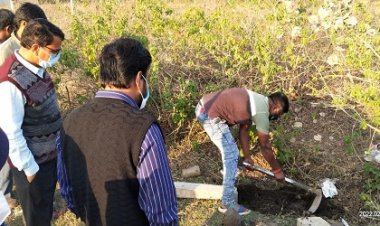 BIG BREAKING: नायब तहसीलदार पहुंचे मौके पर, बाहर आया जमीन में दफन राज, नवजात की जगह निकला कुछ और, मामला महू-नीमच हाईवे का, पढ़े नरेन्द्र राठौर की खबर