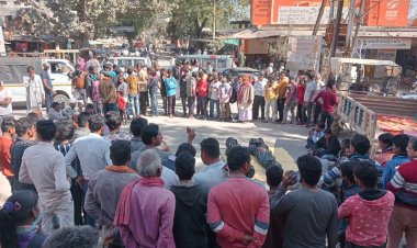 BIG BREAKING: ग्रामीणों ने दोनों शवों को रोड पर रख जताया आक्रोश, जताई हत्या की आशंका, प्रकरण दर्ज करने की मांग की, मामला पुजारी व उसकी पत्नी की संदिग्ध हालत में मिली लाश का-