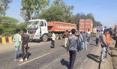 BIG BREAKING: महू-नीमच हाईवे पर सड़क हादसे का भयावाह मंजर, 20 वर्षीय बालक को ट्रैलर ने लिया चपेट में, परिजनों ने किया चक्काजाम, प्रशासनिक अधिकारी मौके पर, ट्रैलर में आगजनी की खबर अफवाह, पढ़े खबर
