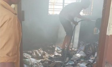 OMG:  चपरासी कारुलाल पहुंचा चीताखेड़ा शासकीय स्कूल, अचानक दिखे धुएं के गुब्बारे, फिर फायर ब्रिगेड ने पहुंच पाया आग पर काबू, पढ़े खबर