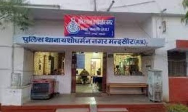 OMG: रात का अंधेरा और महू-नीमच हाइवे, गुमटी के पीछे रच रहे थे ये बड़ी साजिश, फिर अचानक वायडी नगर पुलिस की दबिश, 4 बदमाश चढ़े हत्थे, हथियारों का जखीरा बरामद