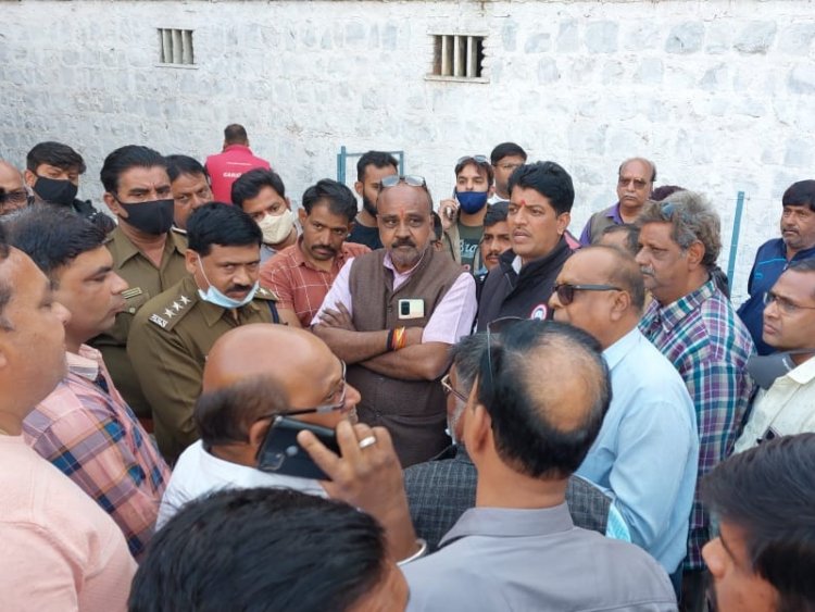BIG NEWS: पिपलियामंडी में सांसद प्रतिनिधि के घर पुलिस की दबिश, आक्रोशित हुए BJP कार्यकर्ता, पहले चौकी का घेराव, फिर गांधी चौराहे पर धरना प्रदर्शन, दो SI लाइन अटैच, पढ़े खबर
