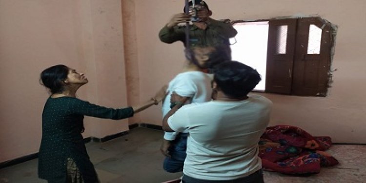 BIG BREAKING: नीमच के माहेश्वरी भवन के समीप 47 वर्षीय व्यक्ति ने लगाई फांसी, की आत्महत्या, केंट पुलिस मौके पर, पढ़े खबर