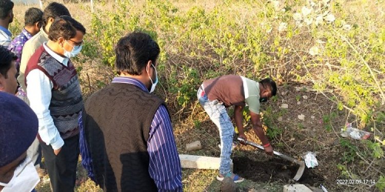 BIG BREAKING: नायब तहसीलदार पहुंचे मौके पर, बाहर आया जमीन में दफन राज, नवजात की जगह निकला कुछ और, मामला महू-नीमच हाईवे का, पढ़े नरेन्द्र राठौर की खबर