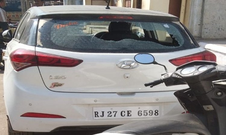 OMG ! अगर आपके घर के बाहर भी खड़ी है आपकी लक्जरी कार, तो हो जाए सावधान !... कहीं अज्ञात बदमाश ना कर डाले हालत, जमुनियाकलां गांव में दें डाला वारदात को अंजाम, पढ़े खबर