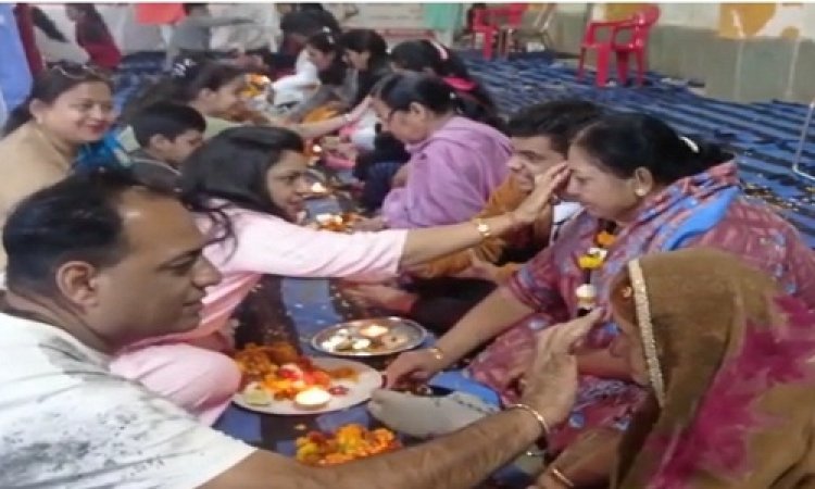 NEWS: श्री योग वेदांत महिला सेवा समिति द्वारा मातृ-पितृ पूजन, भावविभोर हुए सभीजन, दोनों हाथ सिर पर रख दिया आशीष, पढ़े खबर