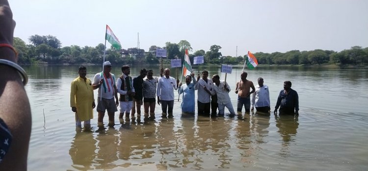 NEWS: नारायणगढ़ अभिभाषक संघ रहा न्यायिक कार्य विरत, तालाब में एक घंटे तक किया जल सत्याग्रह, राज्यपाल के नाम सौपा ज्ञापन, की ये मांगे