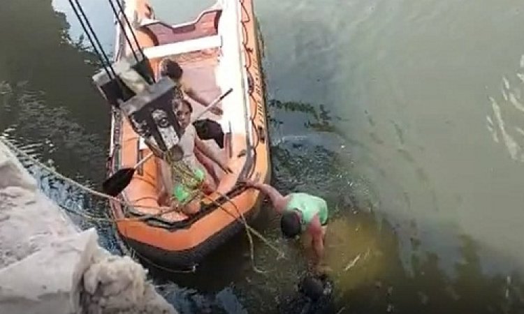 OMG ! शादी की शहनाईयां मातम में तब्दील, उज्जैन जा रहीं बारात में शामिल कार चम्बल नदी में गिरी, पानी में तैरता दिखा दूल्हे का साफा, कुल 9 लोगों की दर्दनाक मौत, कोटा में बड़ा हादसा, पढ़े ये खबर