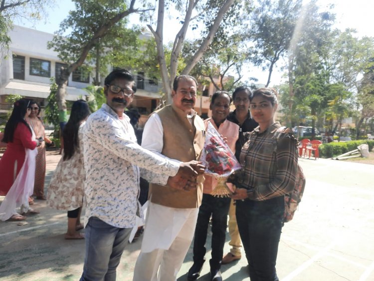 WOW: पिता की सड़क हादसे में मौत, तो मां को भी आई गंभीर चोटे, फिर भी सावन गांव की समीक्षा का सपना होगा साकार, कंधे पर चमकेंगे सितारे, और पहनेगी खाकी, किसने की सहायता राशि की ये बड़ी मदद, पढ़े इस खबर में