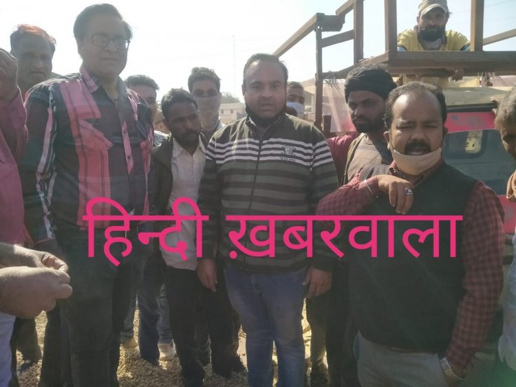 OMG: नीलामी के बाद उपज भरने की बारी, तो नीमच मंडी बनी जंग का मैदान, इन दो लोगों में तू-तू मैं-मैं, और फिर... क्यों थम गया व्यापार, पढ़े ये खबर