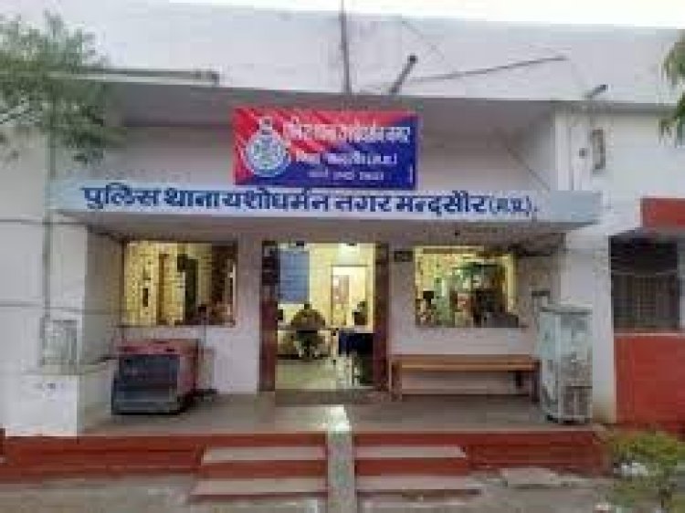 OMG: रात का अंधेरा और महू-नीमच हाइवे, गुमटी के पीछे रच रहे थे ये बड़ी साजिश, फिर अचानक वायडी नगर पुलिस की दबिश, 4 बदमाश चढ़े हत्थे, हथियारों का जखीरा बरामद