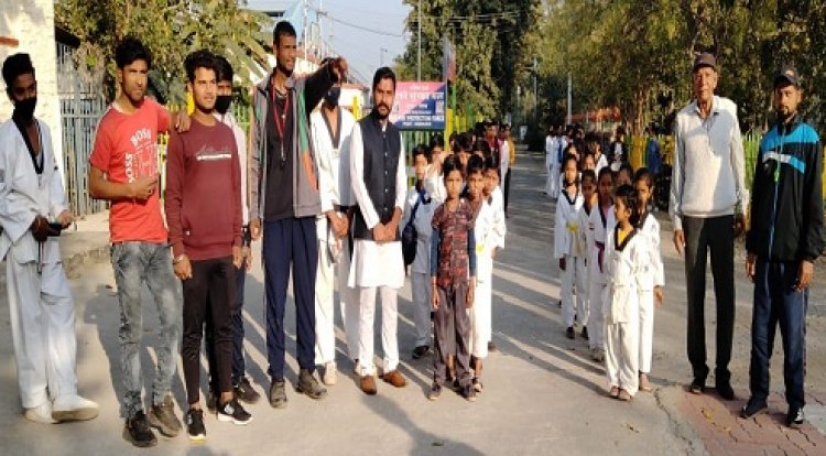 NEWS: नीमच जिला ताइक्वांडो संघ की रंगीन बेल्ट परीक्षा संपन्न, रोशन वर्मा बोले- बच्चों के विकास में खेल का महत्वपूर्ण स्थान, पढ़े खबर