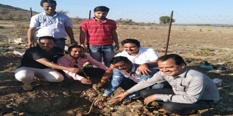 NEWS: रामपुरा नगर में वृक्षारोपण अभियान का समापन, अधिकारियों-कर्मचारियों ने रौपे पौधे, पढ़े रुपेश सारू की खबर