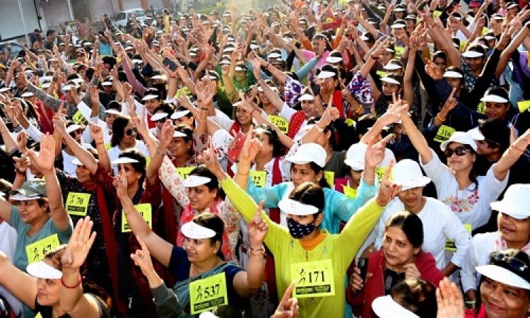 NEWS : महिला दिवस पर हेल्पिंग हेण्डस का अनूठा आयोजन, रन फॉर फिट में हर वर्ग की महिलाओं और युवतियों ने लगाई दौड़, पढ़े खबर