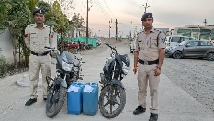 OMG: बाइक पर टांगी केने और शुरू किया सफर, मंजिल पर पहुंचने से पहले दलौदा पुलिस से हुआ सामना, महिला गिरफ्तार तो चालक फरार, फिर तलाशी में खुला ये राज..!