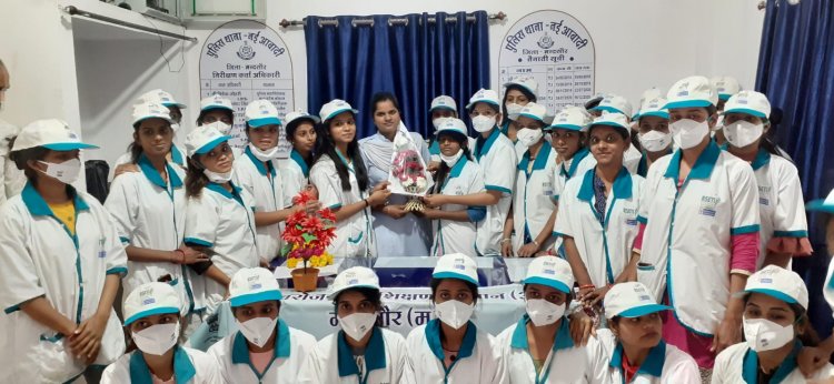 WOMEN'S DAY SPECIAL: महिला कांस्टेबल ज्योति मदारिया ने संभाला थाना प्रभारी का चार्ज, पहुंची प्रशिक्षण केंद्र की छात्राओं के बीच, प्रमाण पत्र सौंप किया जागरूक