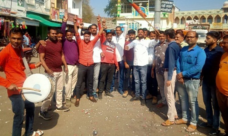 NEWS: चार राज्यों में भाजपा को मिली ऐतिहासिक जीत, रामपुरा नगर में कार्यकर्ताओं ने की आतिशबाजी, मिठाई का किया वितरण, पढ़े रुपेश सारू की खबर
