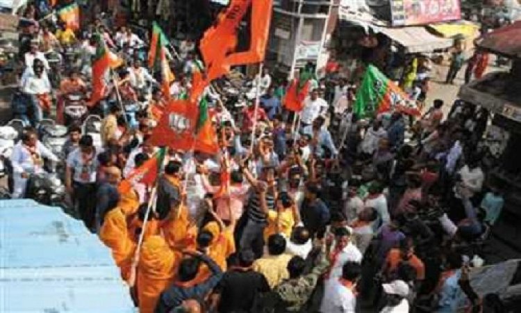 NEWS: चार राज्यों में BJP की जीत, नीमच के विजय टॉकीज चौराहा पर मनाया जश्न, आतिशबाजी कर बांटी मिठाइयां, पढ़े खबर