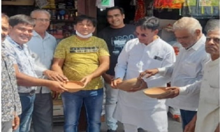 NEWS: आचार्य नवरत्न सागर सुरेश्वर महाराज का 79 वां जन्मोत्सव, समाजजनों ने एक दिन में एक साथ लगाए हजारों सकोरे, पक्षियों की प्यास बुझाने की बड़ी पहल, पढ़े राजेश प्रपन्ना की खबर