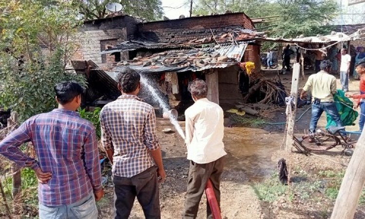 NEWS: ग्राम मिंडलाखेड़ा स्थित मकान में आगजनी, मौके पर पहुंची पिपलियामंडी पुलिस, दमकल की मदद से पाया काबू, पढ़े खबर