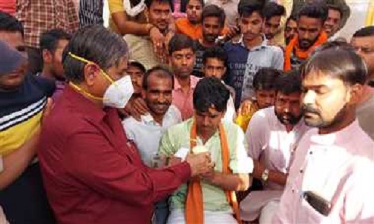 BIG NEWS: मंदसौर जिले में राशन की कालाबाजारी मामला, अनशन पर बैठे युवाओं ने नहीं सुनी मंत्री डंग की बात, मिला ये आश्वासन, पढ़े खबर