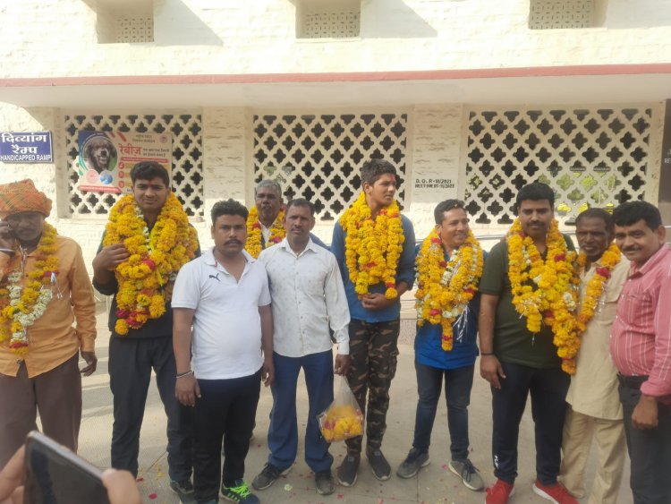 NEWS: इंदौर में आयोजित राज्य स्तरीय कुश्ती स्पर्धा में नीमच के पहलवानों ने किया जिले का नाम रोशन, जिला कुश्ती संघ के पदाधिकारियों साफा बांध किया सम्मान, पढ़े खबर