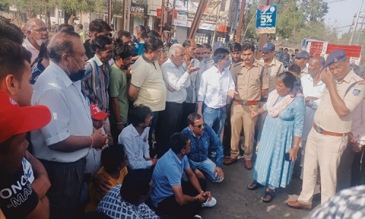 BIG BREAKING: दुर्घटना के बाद परिजनों में आक्रोश, कलेक्टोरेट चौराहे पर किया चक्काजाम, मौके पर पहुंचे SDM और केंट T.I, मामला ट्रक द्वारा स्कूटी सवार महिलाओं को टक्कर मारने का, पढ़े ये खबर