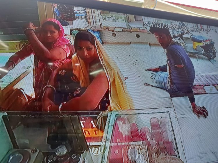 OMG: दो महिलाओं और एक पुरुष की जोड़ी, झुमके देखने के बहाने उड़ा डाली चांदी, मनासा में दिन-दहाड़े बड़ी वारदात, घटना CCTV में कैद, पढ़े ये खबर