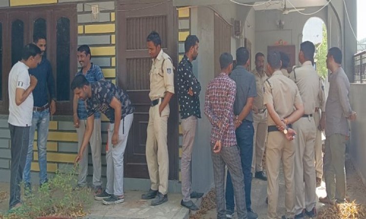 BIG BREAKING: बर्थडे सेलिब्रेट करने पहुंचे मनासा, फिर अपने आशियाने पर दस्तक, दरवाजा खोला, तो उड़े होश, हुआ बड़ी चोरी का खुलासा, क्या मालिक के मुंबई में होने की चोरों को लगी भनक, या मामला कुछ और !... सूचना पर पुलिस की भी एंट्री, पढ़े ये खबर