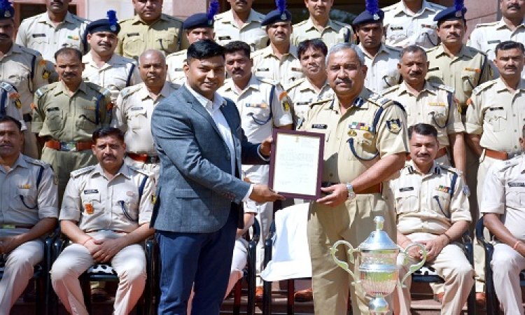 NEWS: IG चौहान ने फिजियोथेरेपिस्ट डॉ. नरेंद्र कुमावत को किया सम्मानित, पढ़े खबर