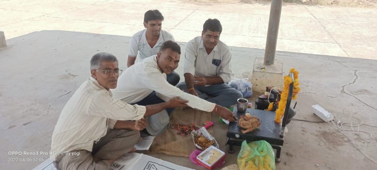 NEWS: उपार्जन केन्द्र पर गेहूं लेकर पहुंचा किसान, माला पहनाकर किया स्वागत, ये रहे उपस्थित, पढ़े खबर