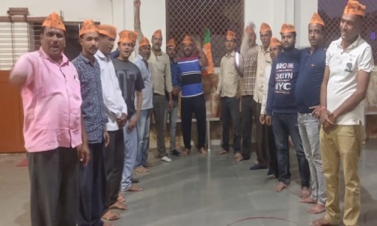 NEWS: BJP का 42 वां स्थापना दिवस, दक्षिण मंडल ने किया वरिष्ठ कार्यकर्ताओं का सम्मान, मुहं भी मीठा कराया, पढ़े खबर