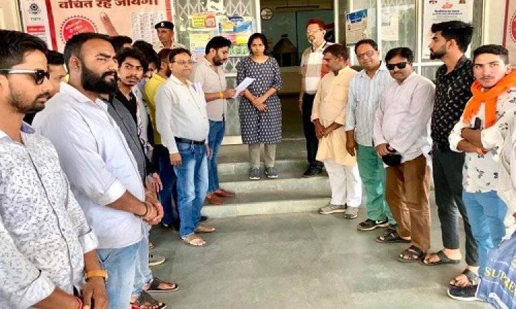NEWS: पेपर लीक कांड और आरक्षक भर्ती में फर्जीवाड़े का मामला, युवा कांग्रेस कार्यकर्ता पहुंचे कलेक्टोरेट कार्यालय, राज्यपाल के नाम सौंपा ज्ञापन, की ये बड़ी मांग, पढ़े खबर