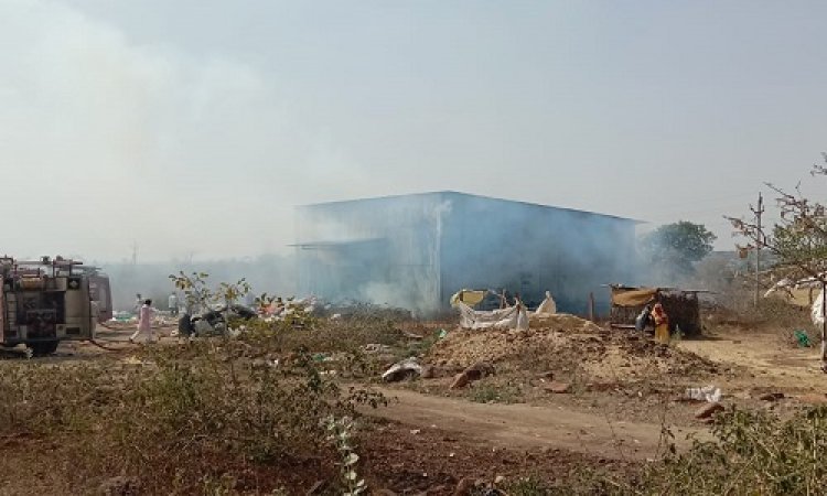OMG ! ग्राम अमावली में उपज से भरे गोदाम में भीषण आगजनी, ढाई घंटे बीत गए, और चार फायरब्रिगेड मौके पर, लेकिन लपटे नहीं आई काबू में, अब बघाना पुलिस अपना रहीं ये ट्रिक, पढ़े खबर