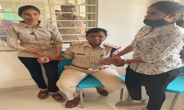 BIG NEWS: LOCK DOWN में चलाया सट्टा, फिर किया बंद, T.I ने महीने की बंदी पर दिया जोर, फिर लोकायुक्त पहुंची शिकायत, अब थाना प्रभारी मुन्नी रिश्वत लेते गिरफ्तार, पढ़े खबर