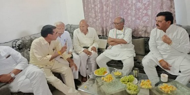 NEWS: नीमच दौरे के दौरान पूर्व सीएम दिग्विजयसिंह पहुंचे कांग्रेस के वरिष्ठ नेता जयराम जाट के घर, किया स्वागत, कांग्रेस संगठन पर हुई चर्चा, पढ़े खबर
