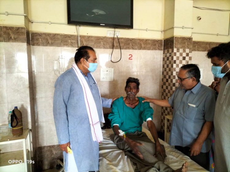 NEWS: विधायक दिलीप सिंह परिहार ने किया जिला चिकित्सालय का निरीक्षण, मरीजों को मिल रहे इलाज व सुविधाओं की ली जानकारी, तो कमियों को दूर करने के दिए निर्देश, पढ़े खबर