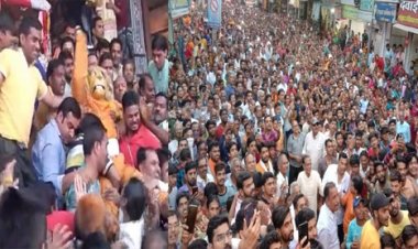NEWS: खंभा फाड़ प्रकटे भगवान नृसिंह, मनासा में चतुर्दशी पर सालों पुरानी परंपरा का निर्वहन, उमड़ा जन सैलाब, पढ़े खबर