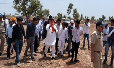 NEWS: मध्य प्रदेश ऊर्जा विकास निगम के अध्यक्ष गिर्राज दंडोतिया पहुंचे बड़ी कवई, 500 मेगावॉट सोलर प्लांट के कार्य का लिया जायजा, मौके पर किसानों से  हुए रूबरू, पढ़े खबर