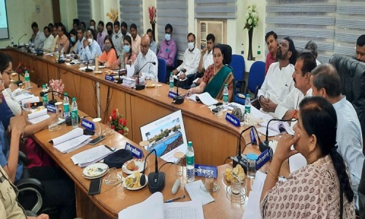 NEWS: प्रभारी मंत्री की अध्यक्षता में विभागीय समीक्षा बैठक संपन्न, प्रधानमंत्री आवास योजना को लेकर कहां- सर्वे में अपात्र पाए गए लोगों की सूची की पुनः करें समीक्षा, पढ़े खबर