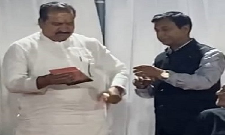 NEWS: पुस्तक विमोचन कार्यक्रम, विधायक ने कुछ इस तरह दिया स्वच्छता का संदेश, क्या रख लिया अपनी जेब में, देखने वालों ने भी बोले- WOW...! पढ़े खबर