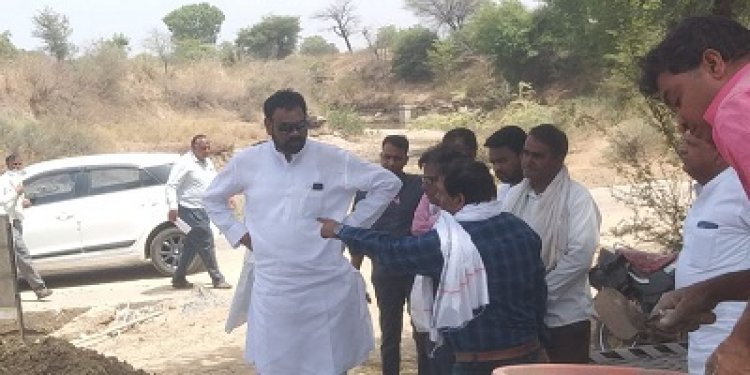 NEWS: विधायक माधव मारू पहुंचे ग्राम पडदा,अमृत सरोवर निर्माण कार्य का किया निरीक्षण, साथ ही दिए ये निर्देश, पढ़े खबर