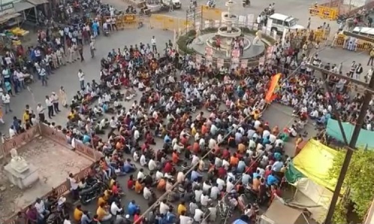 NEWS: फव्वारा चौक पर हनुमान चालीसा का पाठ, मौके पर भारी पुलिस बल भी रहा तैनात, मामला- नीमच सिटी में हुए दो पक्षों में विवाद का, पढ़े खबर