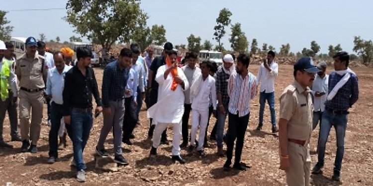 NEWS: मध्य प्रदेश ऊर्जा विकास निगम के अध्यक्ष गिर्राज दंडोतिया पहुंचे बड़ी कवई, 500 मेगावॉट सोलर प्लांट के कार्य का लिया जायजा, मौके पर किसानों से हुए रूबरू, पढ़े खबर