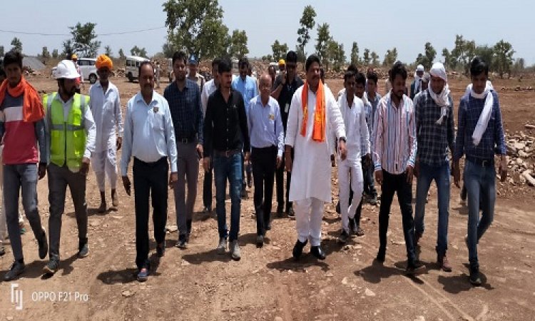 BIG NEWS: MP ऊर्जा विकास निगम अध्यक्ष पहुंचे नीमच, ग्राम बड़ी और कवई में सोलर प्लांट के कार्यों का लिया जायजा, किसानों से बातचीत, तो पत्रकारों से भी हुए रूबरू, पढ़े खबर