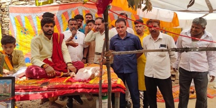 NEWS: गांव परवणी तेजाजी महाराज मंदिर पहुंचे मंडल अध्यक्ष, कलश एवं पूर्णाहुति कार्यक्रम में हुए शामिल, दी बधाई शुभकामनाएं, पढ़े खबर