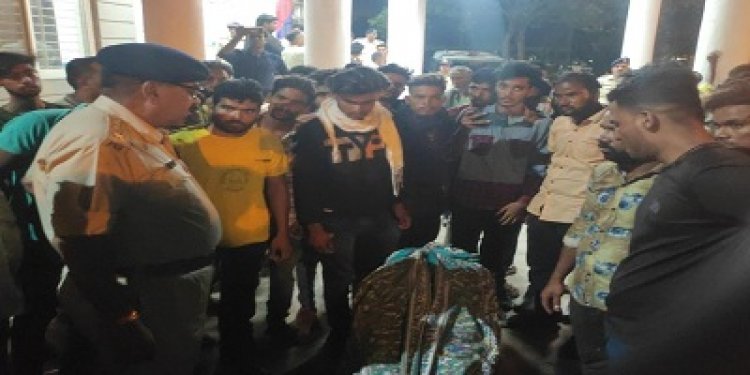 BIG BREAKING: थाने के बाहर रखा शव, फिर जताया आक्रोश, नगर पुलिस अधीक्षक सहित थाना प्रभारी मौके पर, मामला स्कीम नंबर-9 में बिंदौली के दौरान हुए विवाद के बाद युवक की मौत का, पढ़े खबर