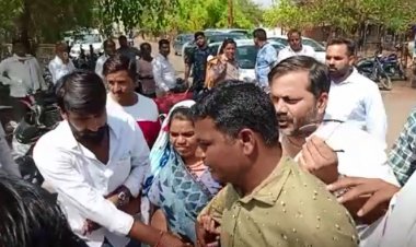 OMG ! जिला पंचायत वार्ड की महिला प्रत्याक्षी पहुंची फार्म उठाने, अचानक हुई गायब, और फिर लौटी, पति बोला- उठाकर ले गए, घंटों नीमच कलेक्टोरेट में चला हाई वोल्टेज ड्रामा, क्या कांग्रेस-बीजेपी में हुई खींचतान, या मामला कुछ और...! पढ़े खबर और देखें वीडियों