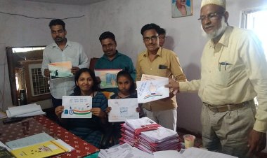 NEWS: नन्हीं सी बालिका ने दिया मतदाता जागरूकता संदेश, रिटर्निंग अधिकारी ने की प्रशंसा, पढ़े खबर