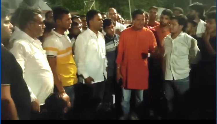 BIG BREAKING: पूर्व पार्षद के बेटे की बीच बाजार में हत्या, धारदार हथियार से हमला, लोगों ने किया थाने का घेराव, शहर में भारी पुलिस बल तैनात, बिगड़ा चित्तौड़गढ़ का माहौल, बाजार भी बंद...! पढ़े खबर